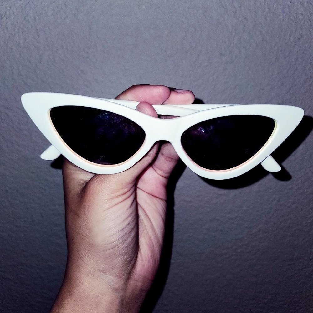 WHITE VINTAGE STYLE CAT EYE SUNGLASSES
